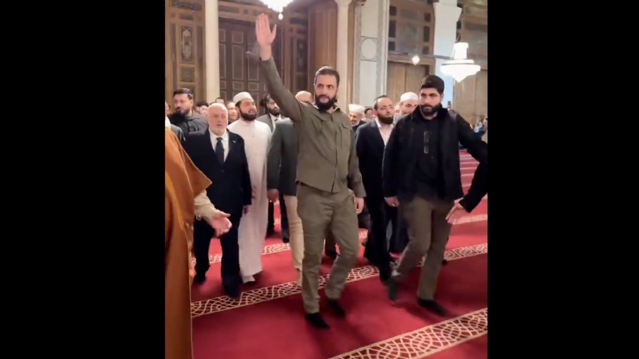 Şara'dan askeri kıyafetlerle namaz ve zafer konuşması