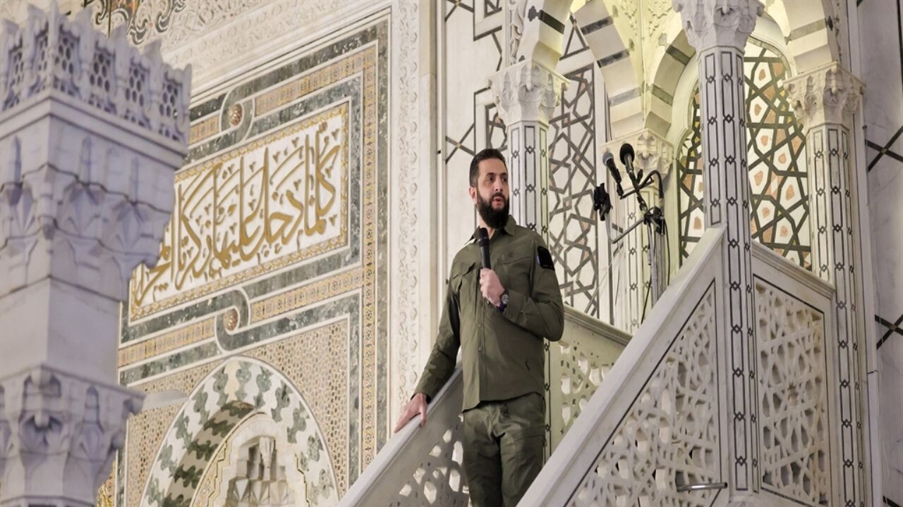 Şara'dan askeri kıyafetlerle namaz ve zafer konuşması