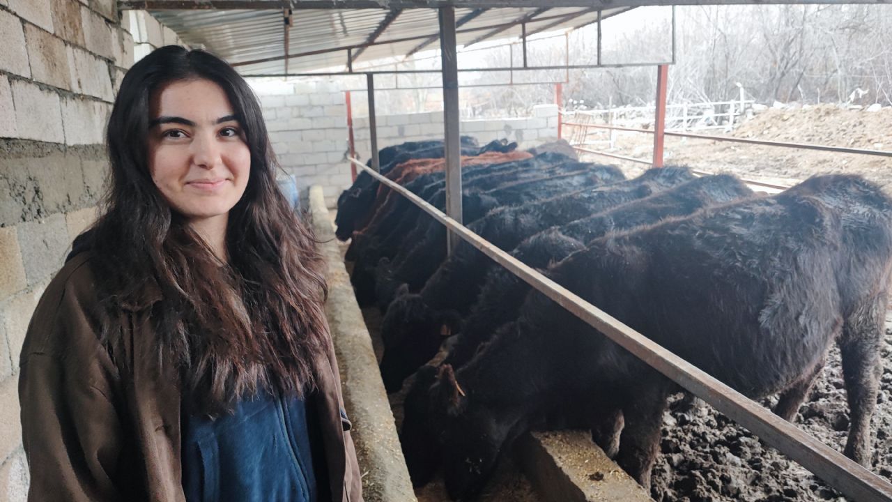 Atama beklerken hayvancılığa başladı