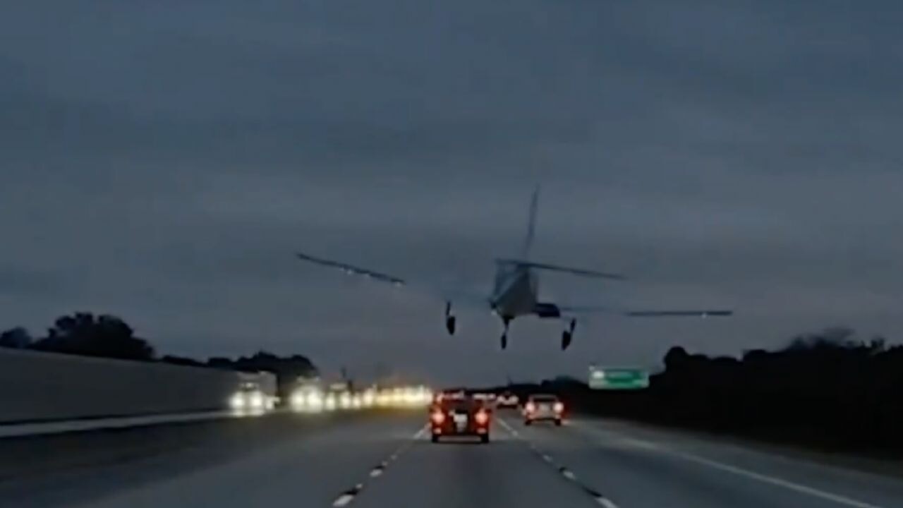Uçak, aracın üzerine indi!