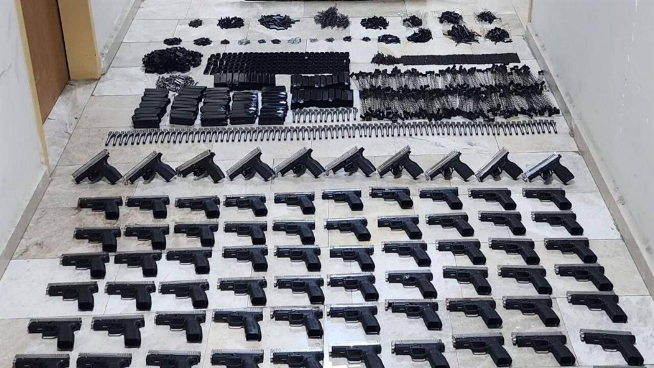 Polisin durdurduğu otomobilden cephanelik ele geçirildi