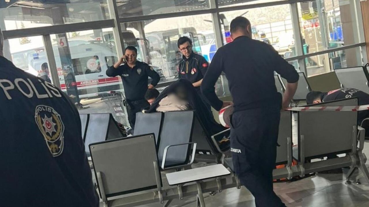 Otogarda yaşayan avukat oturduğu yerde öldü