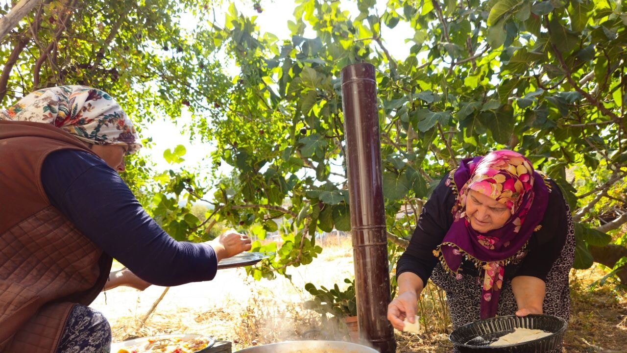 Balıkesir'de tarhana bezdirmesi bereketi sofralara taşındı