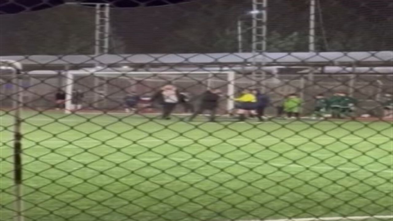 Kadın hakeme saldırıp tokat attı