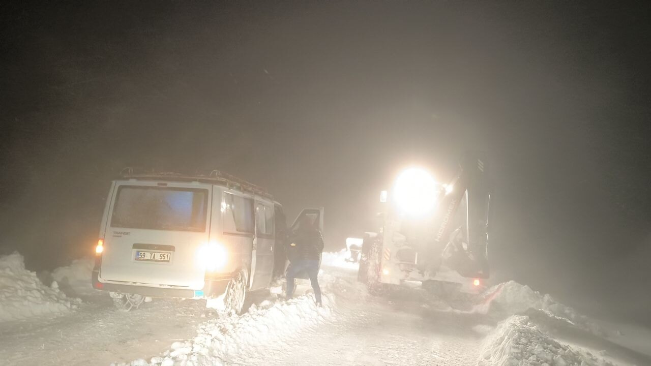 Muş'ta köy yolunda mahsur kalan 7 kişi kurtarıldı