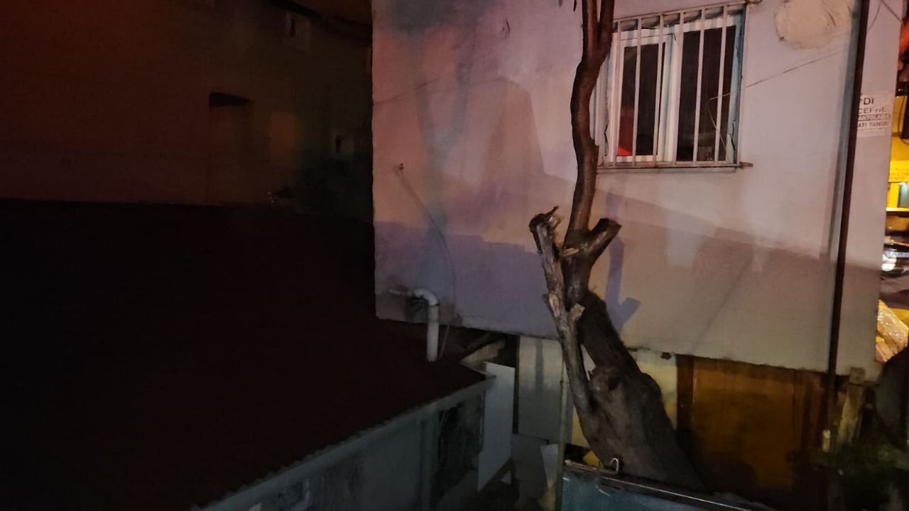 Sarıyer'de üst katı kayan bina gecekonduya yaslandı