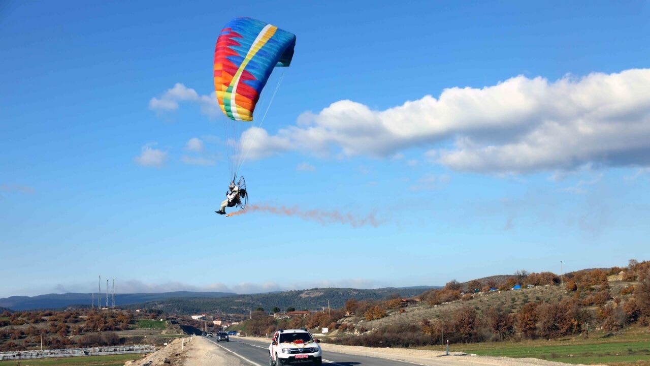 Paramotorla gelin arabasının önünü kestiler