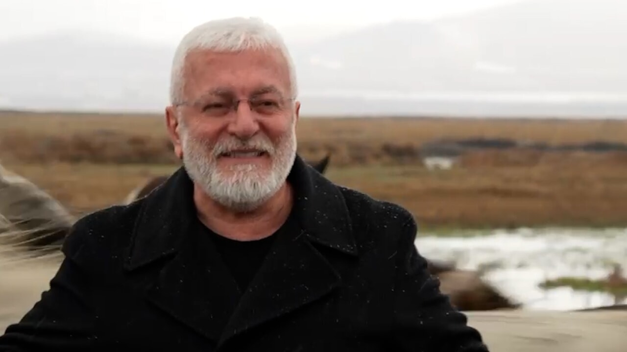 Onur Akın'a at çarptı!