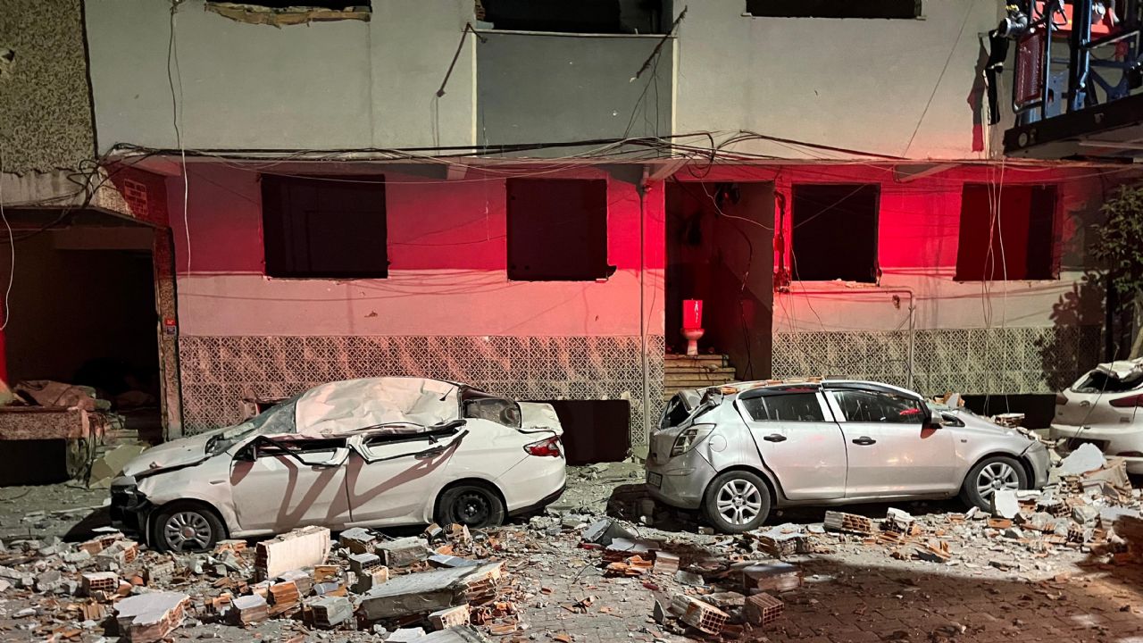 Zeytinburnu'nda kentsel dönüşümdeki binadan düşen parçalar, 3 otomobili hurdaya çevirdi