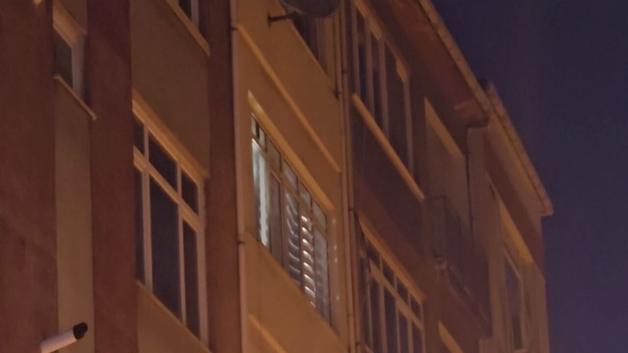 Kadıköy'de evde iki kişi intihar notu ile birlikte ölü bulundu