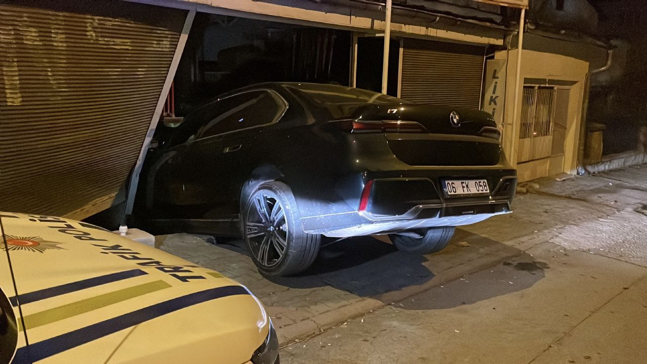 Sivas'ta fren yerine gaza basan sürücü, markete girdi