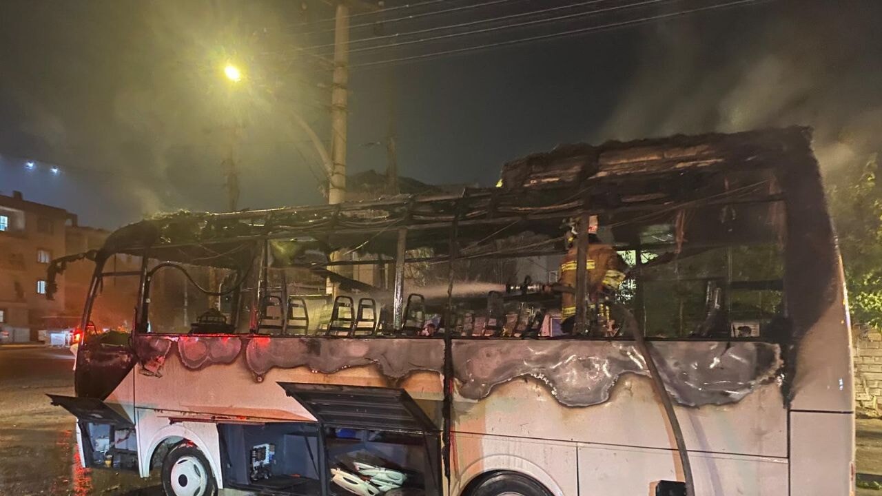 Manisa'da servis otobüsü alev alev yandı