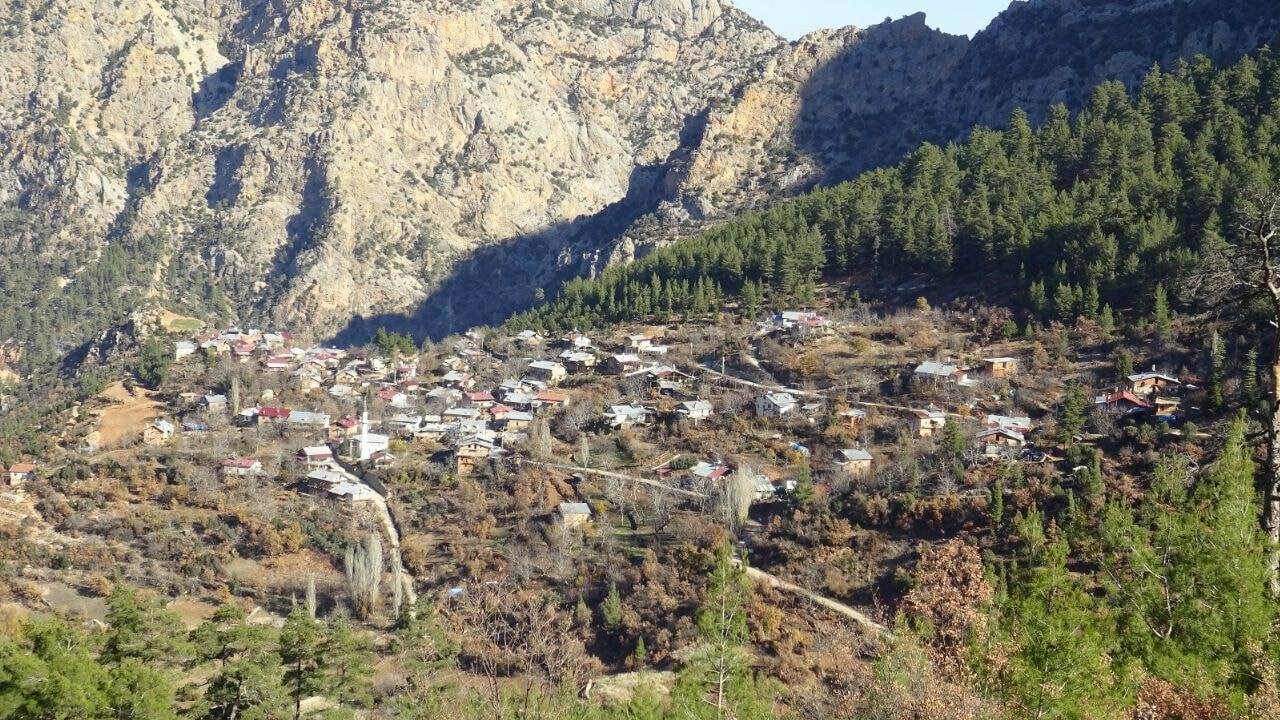 Bu köyde güneş ancak saat 12.30'da görülebiliyor