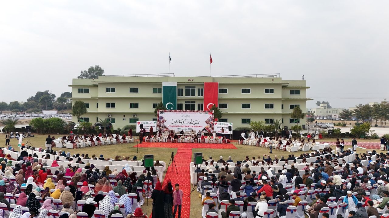 İHH'dan Pakistan'da toplu nikâh merasimi: 43 çift evlendi