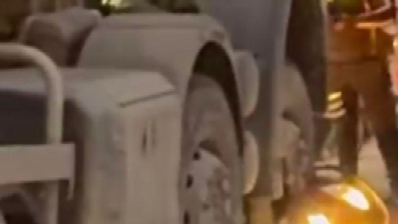 Defne'de üst geçitte feci kaza