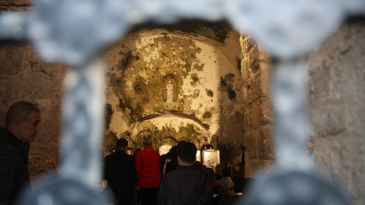 Dünya'nın ilk mağara kilisesinde Noel ayini