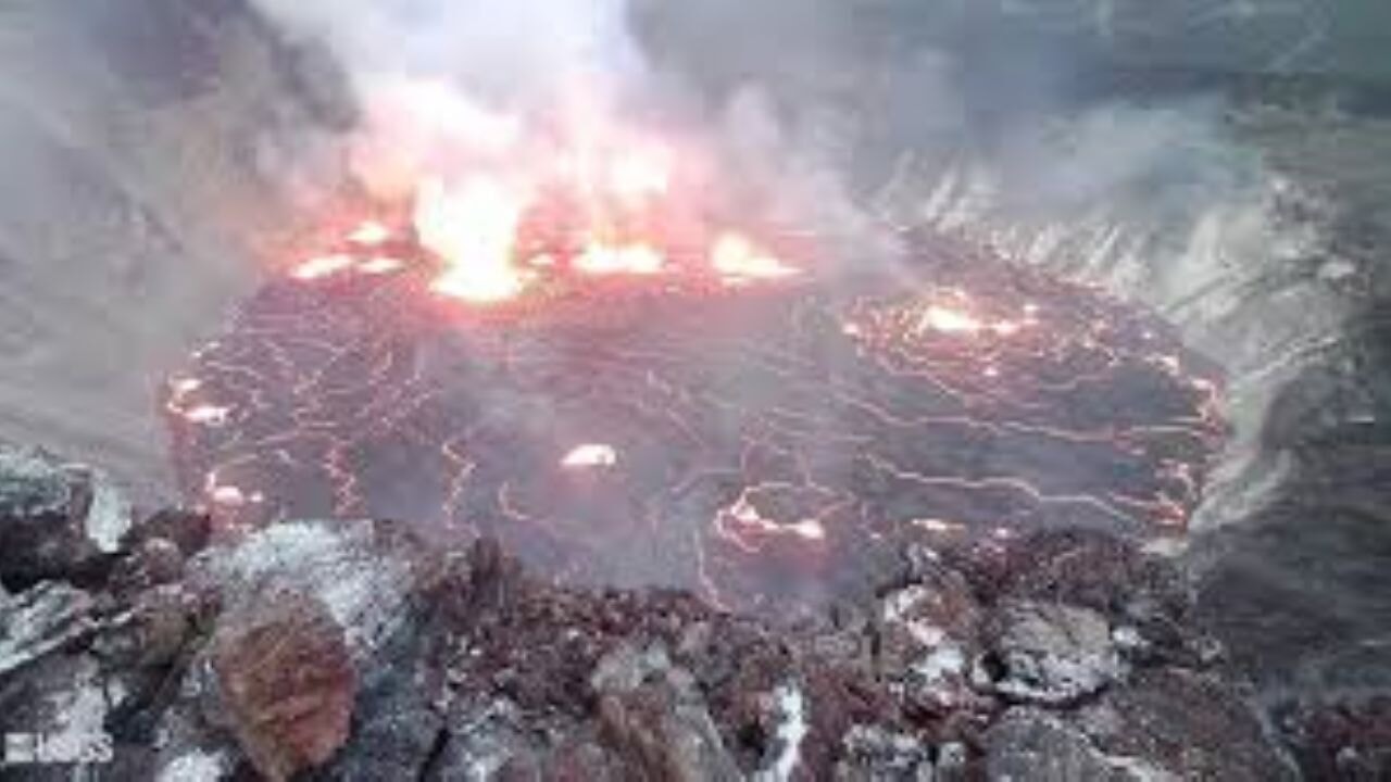 Hawaii'deki Kilauea Yanardağı 425 metre yüksekliğe lav püskürttü