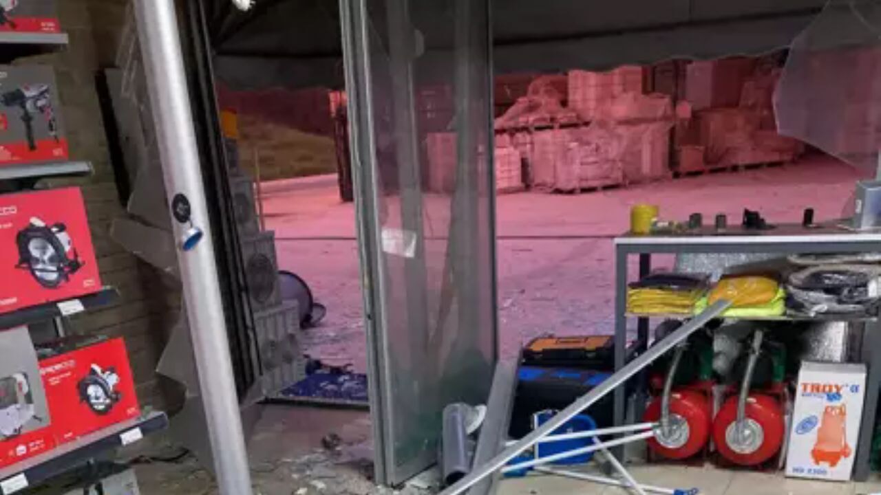 Baba tehdit edildi, iş yeri havaya uçuruldu