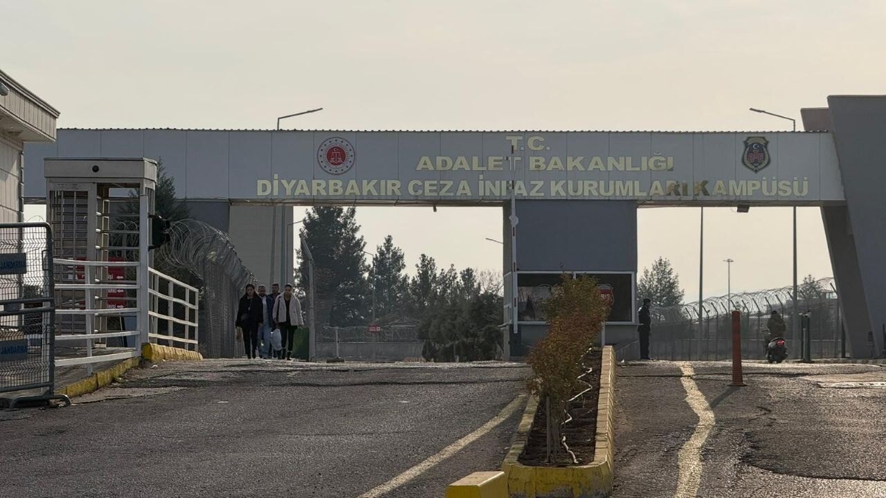 11'inci yargı paketi: Diyarbakır'da aileler cezaevi önünde