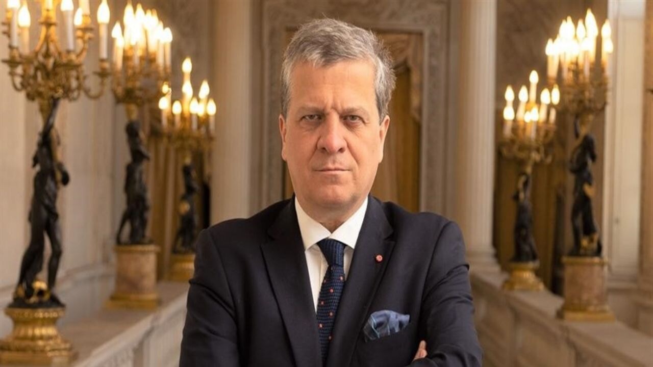 Büyükelçi, sahte diploma soruşturması nedeniyle kovuldu