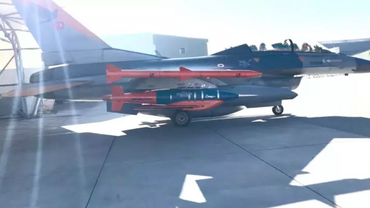 F-16'dan atılan ASELSAN KGK-84 Kanatlı Güdüm Kiti hedefi tam isabetle vurdu