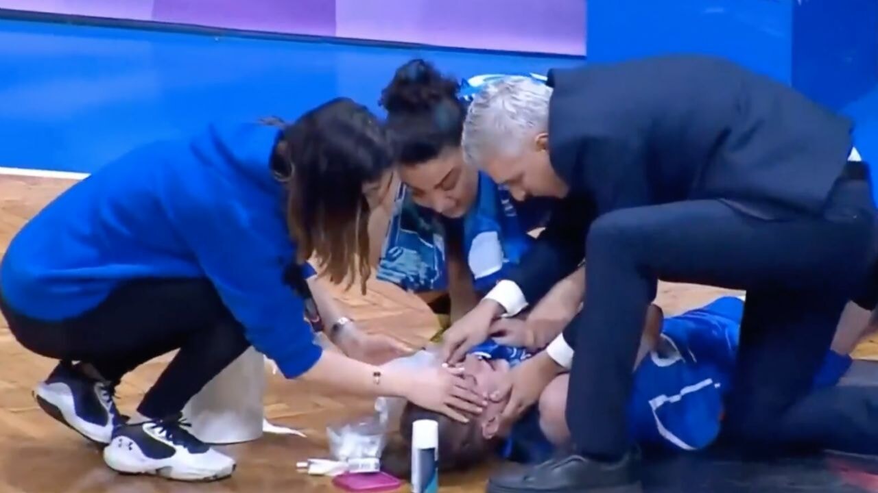 Kadınlar basketbol maçında oyuncular birbirine girdi