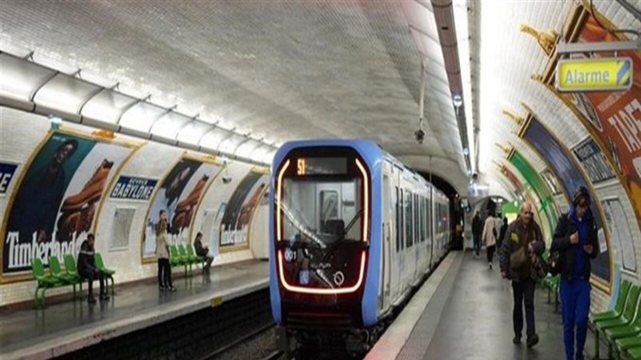 Paris metrosunda bıçaklı saldırı: 3 yaralı