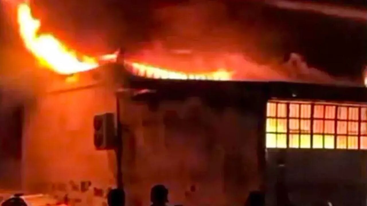 Hatay'da işyeri yangını; 3 iş yerine sıçradı