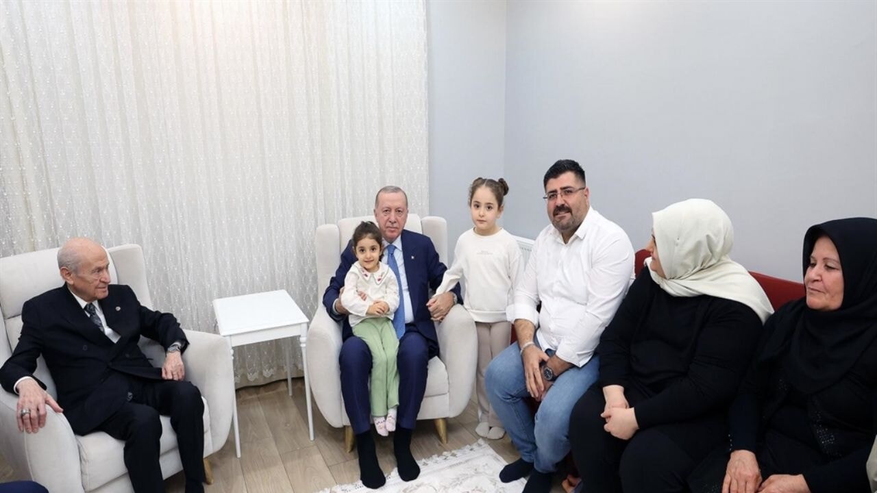 Cumhurbaşkanı Erdoğan, depremzede aileyi ziyaret etti