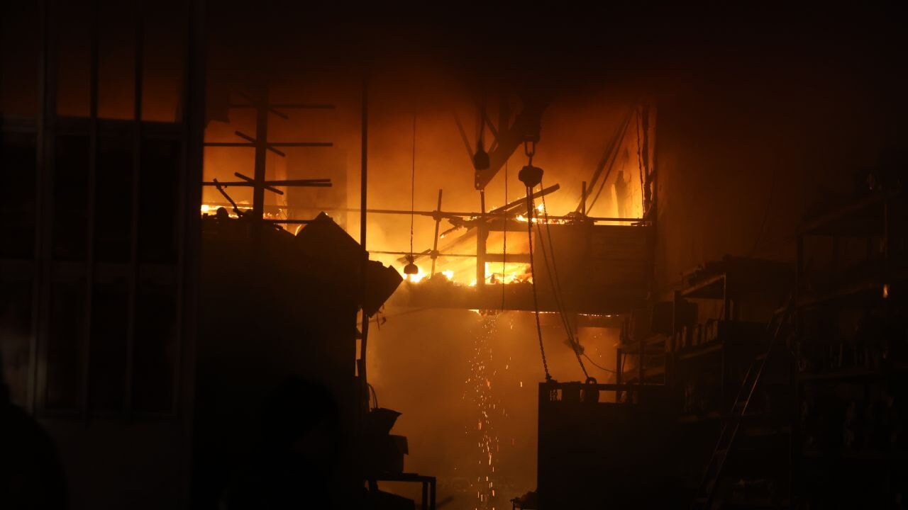 Sanayi Sitesi'nde çıkan yangında 9 iş yeri zarar gördü