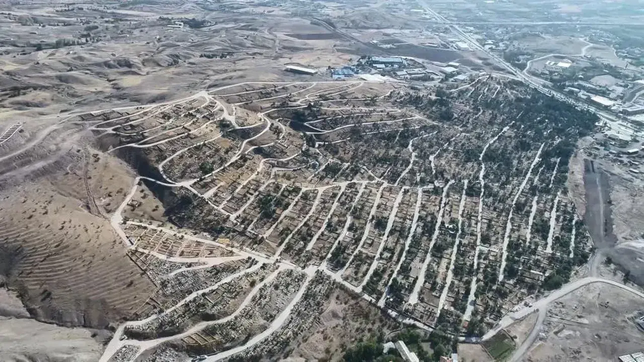 Mezarlıklar 'online' oldu! İsteyen fotoğrafını görecek isteyen dua okutacak