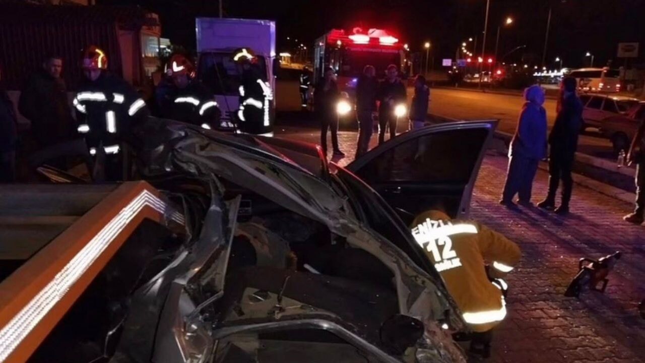 Tır dorsesine çarpan otomobilde ölüm