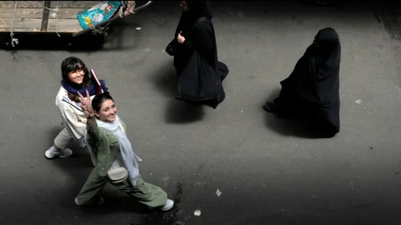 İran'da halkın %73'ü din ve devletin ayrılmasını istiyor