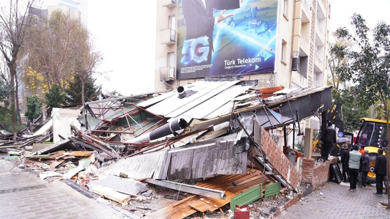 25 kişinin zehirlendiği restoran yıkıldı