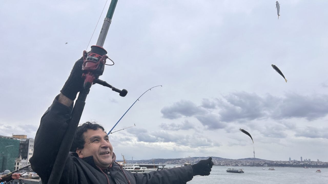 Balığın kulağına kar suyu kaçtı, olta balıkçıları yılın son günü Galata Köprüsü'nde 'rastgele' dedi