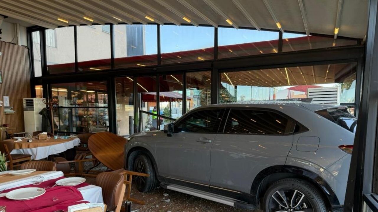 Ünlü sanatçı Cahit Berkay'ın aracıyla daldığı restoranın işletmecisi o anları anlattı