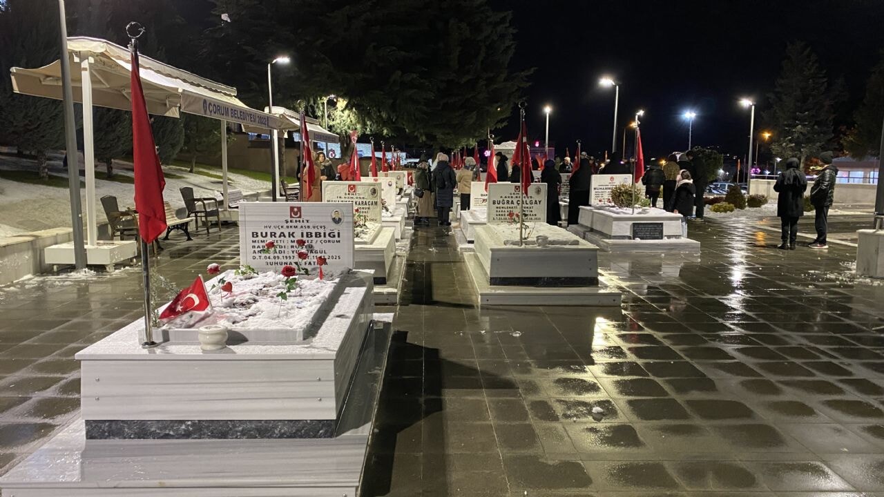 Şehitlikte yılbaşı gecesi: Aileler dualarla yeni yıla girdi