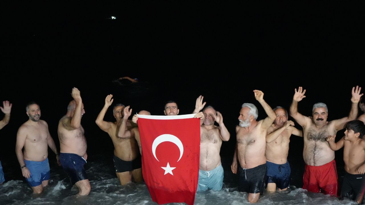 Antalya'de ritüel bozulmadı, deniz tutkunları 2026'ya da denizde girdi