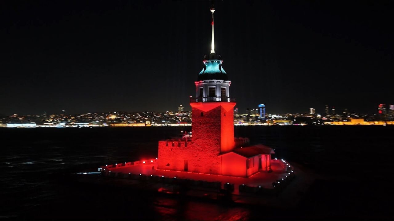 Üsküdar Kız Kulesi'nde yılbaşına özel ışık şovu mest etti