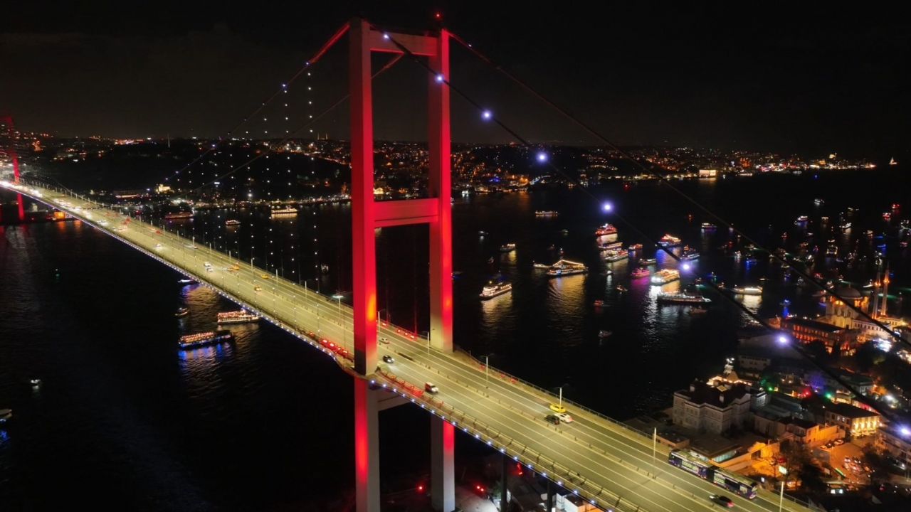 15 Temmuz Şehitler Köprüsü'nde yılbaşı coşkusu havadan görüntülendi