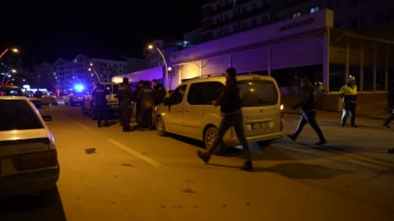 Polis memuru görev başında bıçaklandı