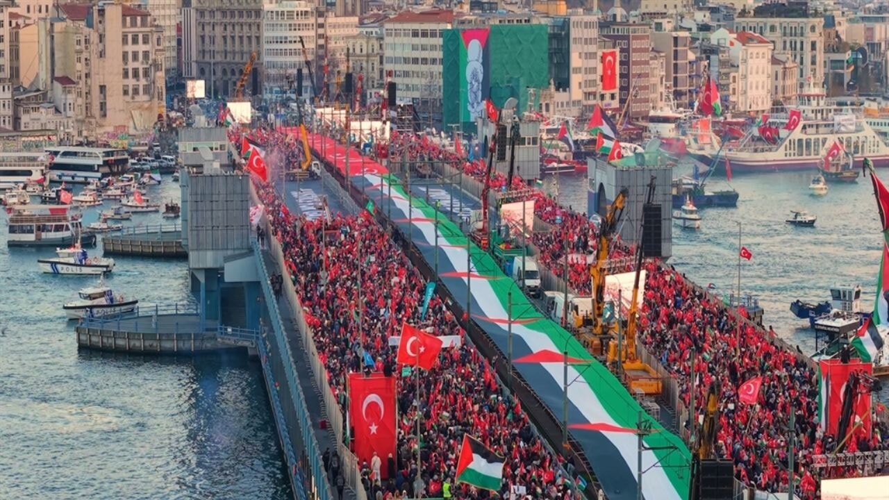 Galata Köprüsü'ndeki Filistin yürüyüşüne 520 bin kişi katıldı; Bilal Erdoğan'dan açıklama