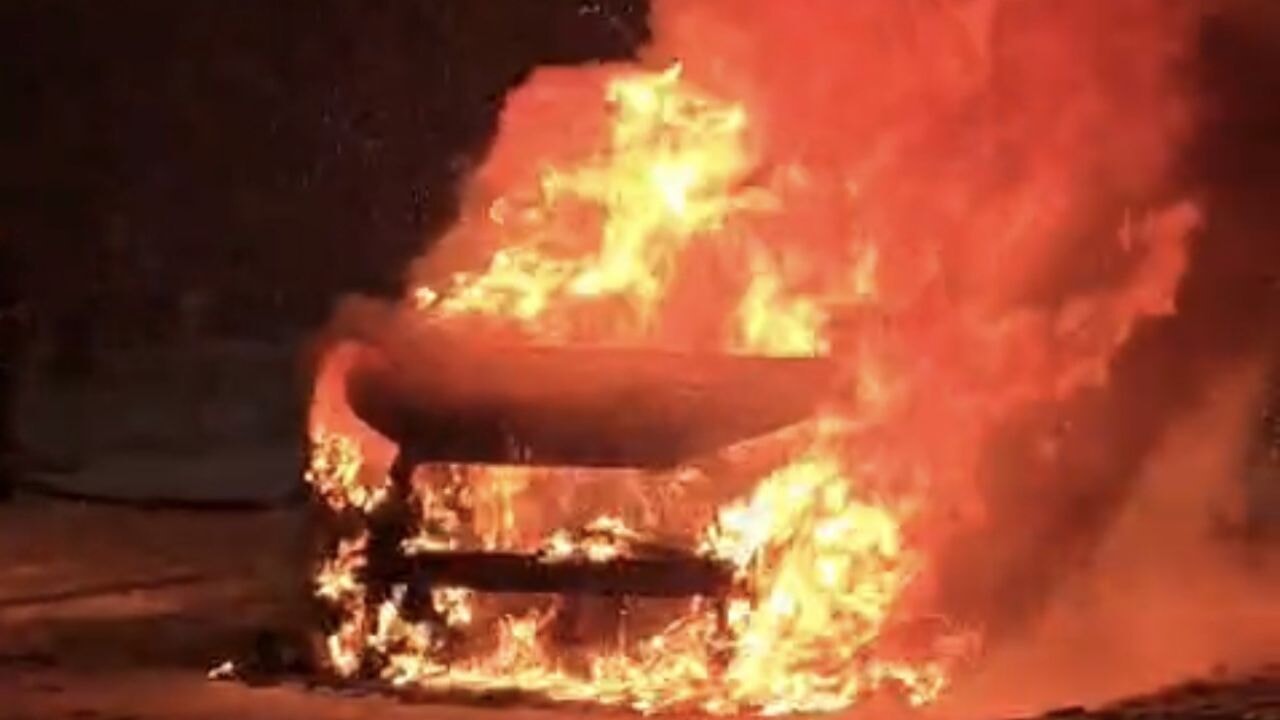 Karlı rampayı çıkarken zorlanan araç alev alev yandı: Sürücü yanan araçta para ve altınını aradı