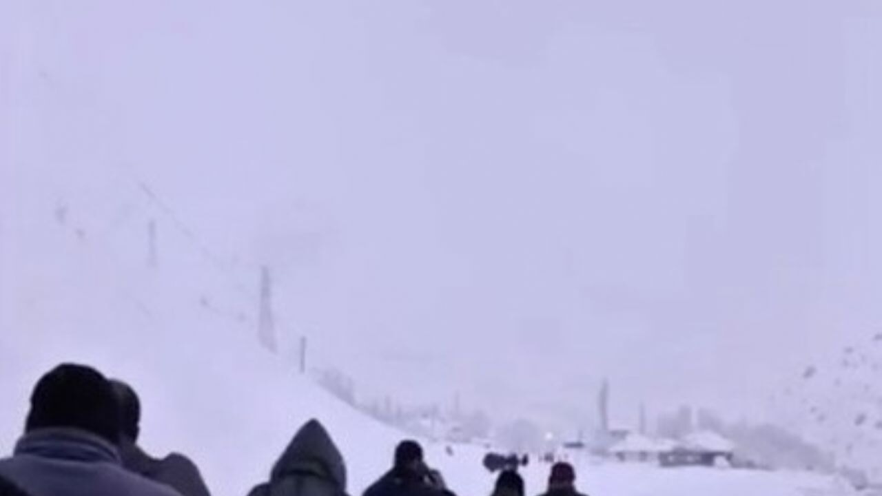 Çığla kapanan yolda mahsur kalan 100 kişi köyde misafir edildi