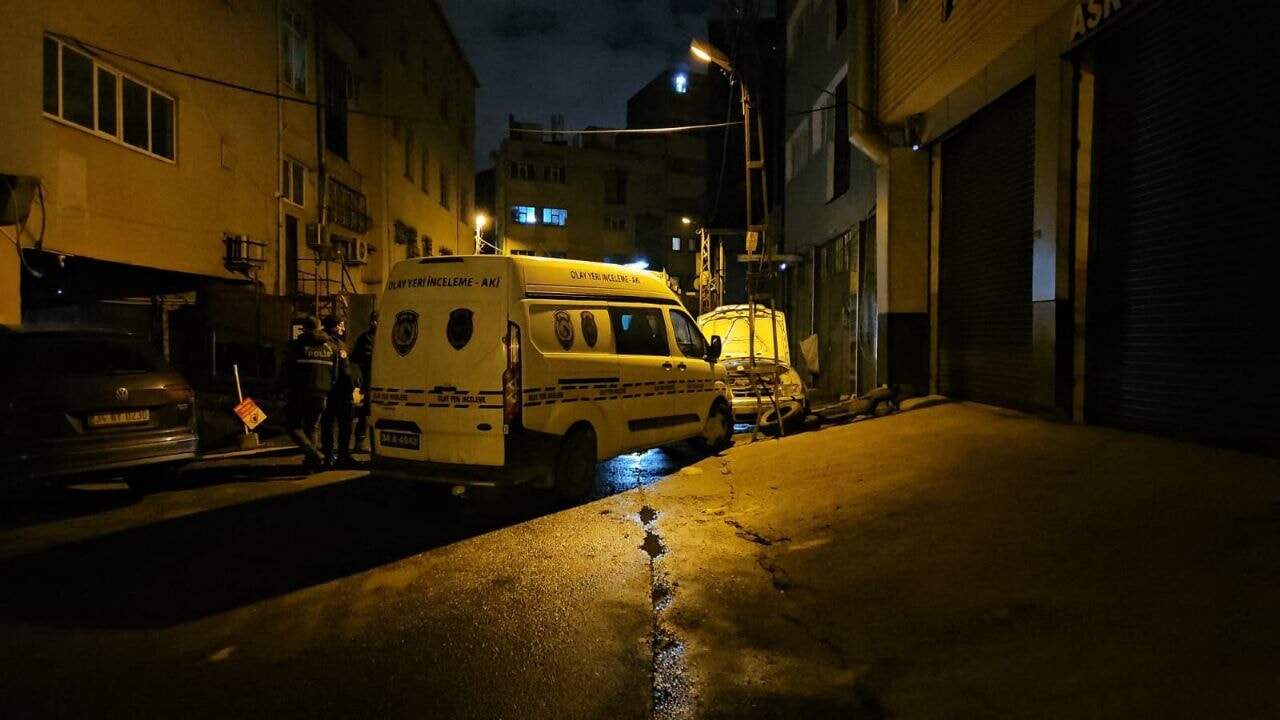 Tamirhane önündeki otomobilde feci ölüm