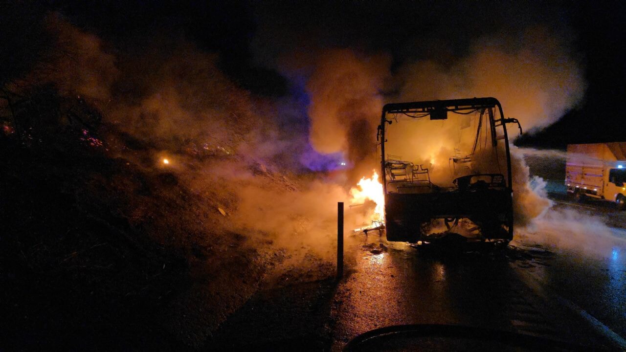 Pozantı'da yolcu otobüsü alev alev yandı