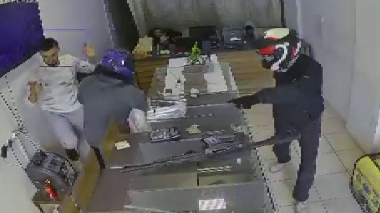 Silahlı 2 hırsız, 3 dakika içerisinde kuyumcuyu soydu... Korku dolu anlar kamerada