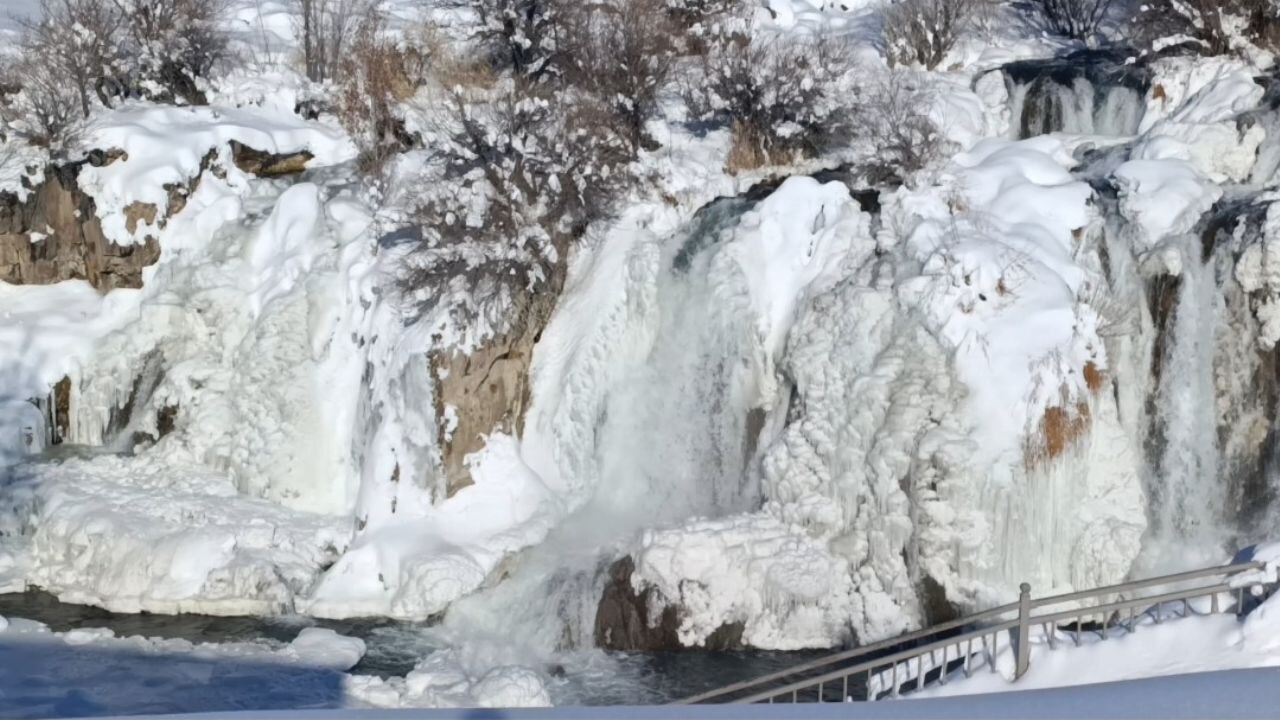 Muradiye Şelalesi buz tuttu