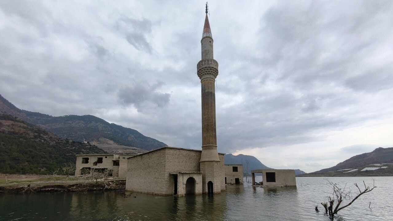 Anamur'da sular altında kalan köyden geriye bir minare kaldı