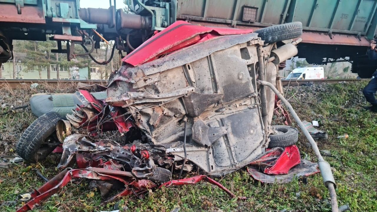 Yük treni geçitte otomobili biçti